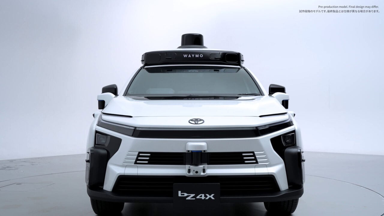 汽車攝影，Waymo 標誌與 bz4x 車頭特寫.