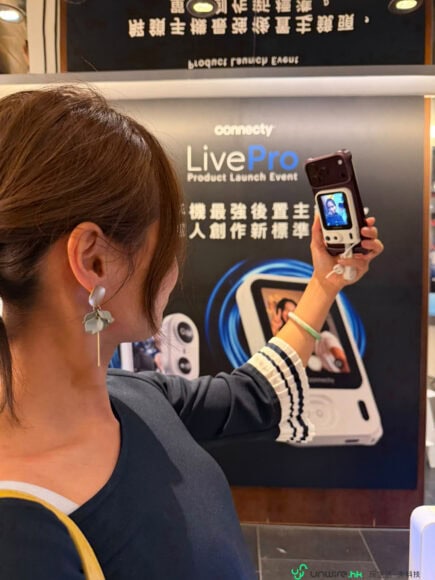 女性展示 Connecty LivePro 螢幕收音裝置的操作畫面.