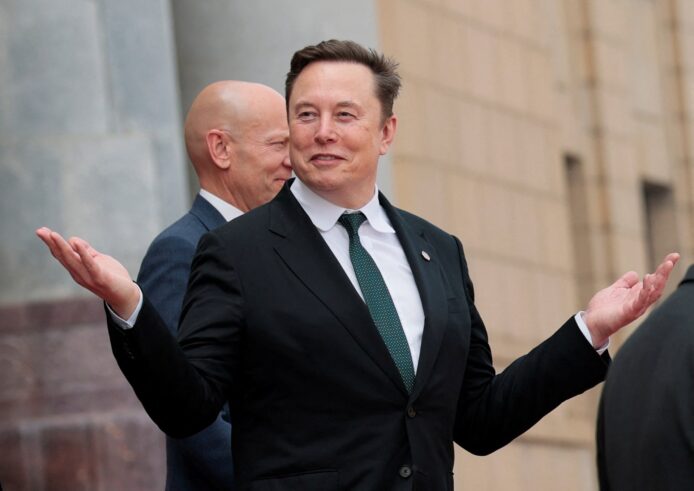 Elon Musk 表示疑惑或不確定的手勢.