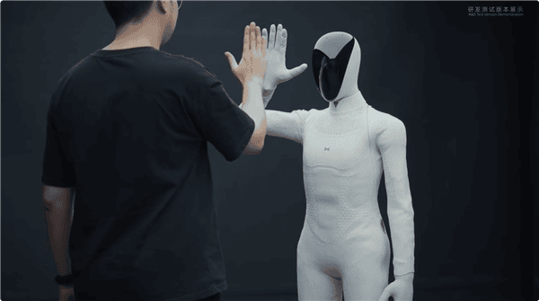 人類與高科技人形機械人互動.