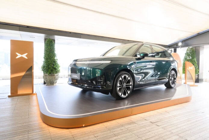 香港發佈的 XPENG G9L 增程 SUV 展示於展台.