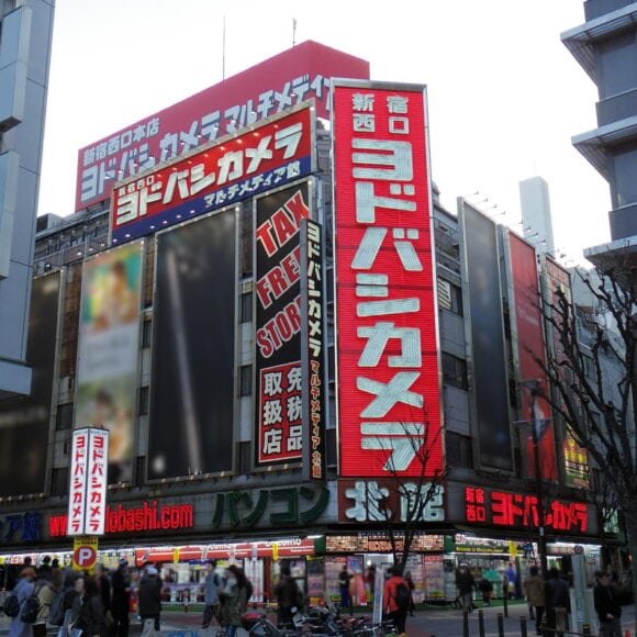 日本新制退稅週末商圈 日本商圈大型招牌與街景,夜景商店閃爍霓虹.