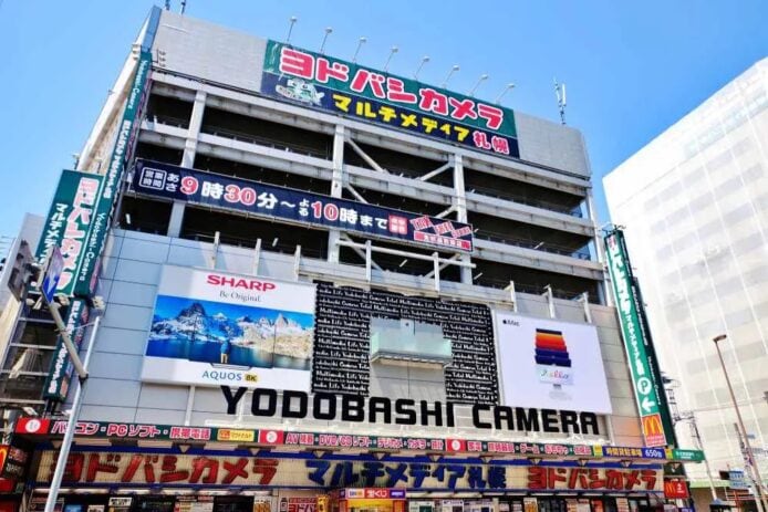 日本東京 Yodobashi Camera 標誌與大樓廣告.
