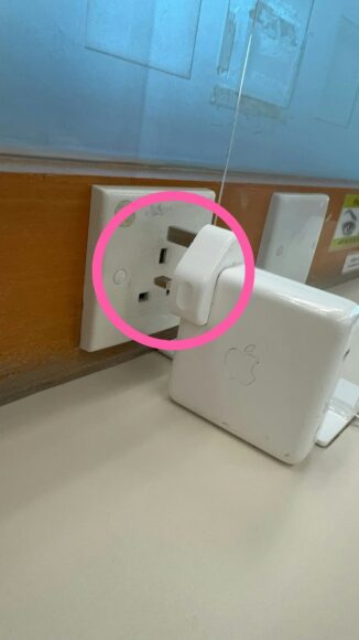 插座設計問題 插座位置太貼檯頂,MacBook用家嘆設計反智.